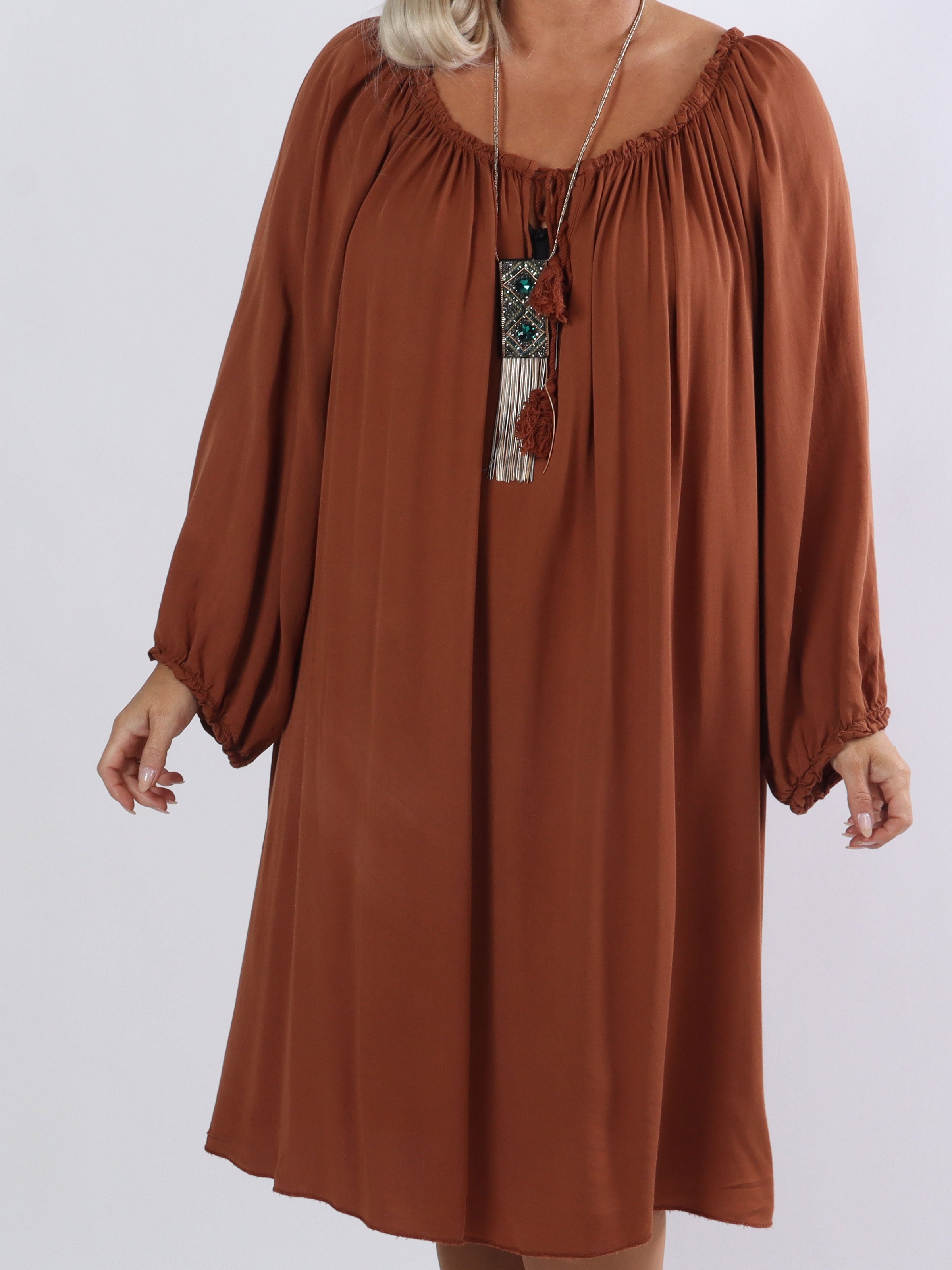 Nicole - Fin tunikakjole i plus size med bindebånd